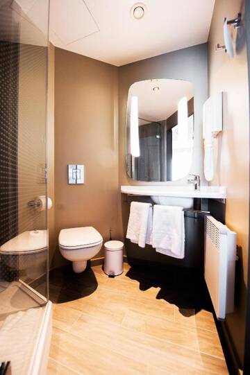 Фото номера Стандартный двухместный номер с 1 кроватью Отель Ibis Poznan Polnoc г. Сухы-Ляс 11